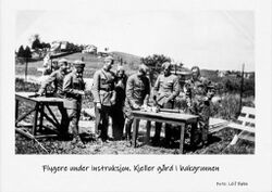 Flygere under instruksjon. I bakgrunnen Kjeller gård.