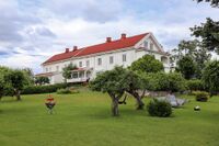 Våningshusene på Fostad-gardene er bygd sammen. Foto: Leif-Harald Ruud (2022).