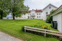 Parti fra tunet som omgir Fostad-gardene. Foto: Leif-Harald Ruud (2022).