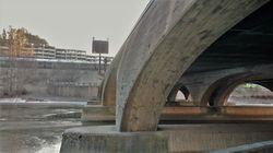 Den buede siden sett nedenfra. Foto: Pål Giørtz (2021).