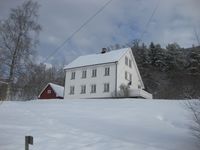 Bustad bygd for Søren Øverland 1923. Arkitekt Børve. Opphavleg brunbeisa. Foto 2011.