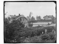 Folk i åker. Men hvor? Foto: Marthinius Skøien (omkr. 1880-1910).