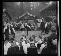 Lausdans (halling) med spenning etter hatten som høgdepunktet. Foto: Jac Brun/Nasjonalbiblioteket, 1959.