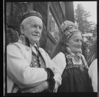Mor og far til brur eller brudgom? Foto: Jac Brun/Nasjonalbiblioteket, 1959.