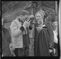 Brureparet med ølfatet. Foto: Jac Brun/Nasjonalbiblioteket, 1959.