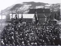 409. Folkemengde på Torvet i Harstad.jpg