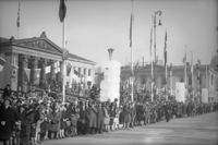 33. Folkemengde på Universitetsplassen - no-nb digifoto 20160318 00025 NB NS NM 11527.jpg