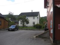 Folkestad i Folkestadbyen sett mellom pakkbua og forretningsbygget til det tidlegare Fyresdal Handelslag 2017