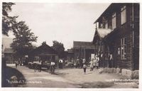 Folkestadgata med Lauvstad nedre, "Bondalsbua", lengst bak og Moland Forbruksforening til høgre. Bygningen i midten må vere eit tidleg hus på Årtun, bakeriet? Foto: Wergelands Kunstforlag
