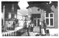 Vi ser oppover Lensmannsgata med Lyngstad til venstre og Midttun til høgre. Vinholmen er bygningen i bakgrunnen