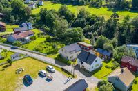 Skippergata i Folkestadbyen med Reine sentralt i fotografiet. Foto frå 2021