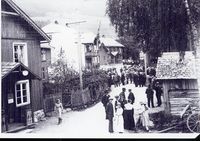 Folkestadgata mot syd. Lauvstad er bygningen til venstre, ofte og kalla "Bondalsbua".Telemark Fylkes (Bygde)ungdomslagsstevne 1927 Foto: Olav S. Nylid