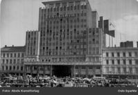 Kristiania Folkebanks hovedkontor hadde adresse Youngstorget 1 (Nytorvet 1 til 1951), ved siden av Folketeaterbygningen. Foto: Ukjent / Abels Kunstforlag