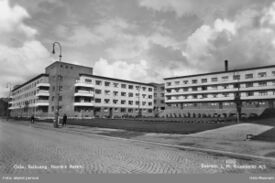 Folkvang sett fra Hans Nielsen Hauges gate, her nr 4-17 og den lille parken mellom bebyggelsen. Foto: J.H. Küenholdt/Oslo Museum (1935-1949).