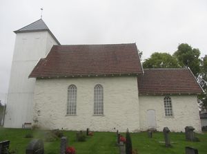 Fon kirke i Re 2012.jpg