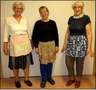 Ragnhild, Barbo og Astrid viser tre ulike pynteforkle.