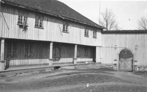 Fossesholm - hovedbygningen og porten (sf0928).jpg
