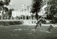 Bygningen med noe av hagen