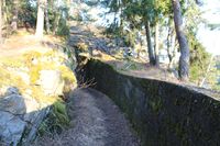 Løpegrav fram mot inngangen. Foto: Chris Nyborg (2013).