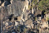 Skyteskår i fjellveggen. Foto: Chris Nyborg (2013).