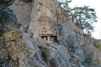 Skyteskår i fjellveggen; her er betongforsterkinga tydelig. Foto: Chris Nyborg (2013).