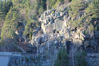 Skyteskår og stien opp til inngangen. Foto: Chris Nyborg (2013).