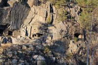 Skyteskår i fjellveggen. Foto: Chris Nyborg (2013).