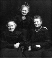 H.A. Thaulows døtre Aimée Thaulow (1837–1913), Christiane Thaulow (1840–1928) og Jeanette Thaulow (1839–1926), stiftere av Thaulowmuseet.