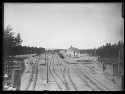 Elverum Jernbanestasjon - oversikt. Ukjent/Nasjonalbibliotekets fotosamling