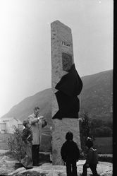 Fra avdukingen av bautaen på Nogva. Foto: Ola Nogva