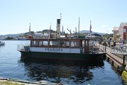 «Framnæs» var den siste dampdrevne sundbåten. Etter restaurering går han no, med dieseldrift, som turistbåt på sundbåtruta. Foto: Chris Nyborg (2017).