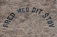 Fred med dit støv; påskrift på eldre gravminne på Vår Frelsers gravlund.