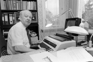 Freder Frederiksen på kontoret.jpg