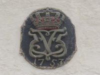 Kong Frederik Vs monogram merket 1753 i mur utenfor den gamle Krigsskolen i Oslo. Foto: Stig Rune Pedersen