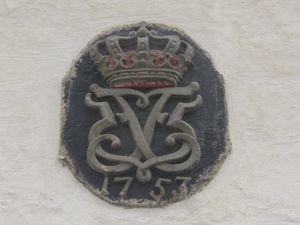 Frederik V monogram utenfor Krigsskolen.jpg