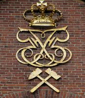 Frederik Vs monogram på kirkeveggen sammen med bergstadens våpenmerke, knyttet til Kongsberg sølvverk; hammer og bergsjern. Foto: Stig Rune Pedersen (2013)