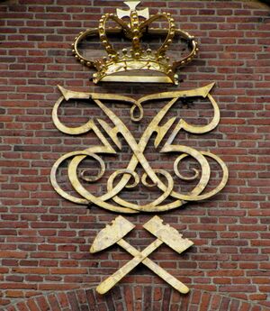 Frederik V monogram vegg Kongsberg kirke.jpg