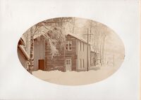 På dette bildet av Fredheim ser vi at den tilflytta tømmerkassa held på å bli kledd inn. Fotograf: Olav S. Nylid