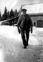 Fredrik Larsen Stensrud med låven i bakgrunnen.