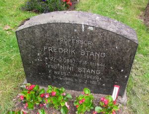 Fredrik Stang d.y. gravminne.jpg