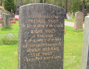 Fredrik Vogt gravminne.jpg