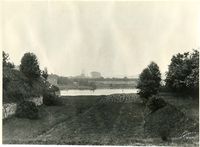 Den nye Cicignon-skansens yttermur med Isegran i bakgrunnen Foto: Stangebyesamlingen, Fredrikstad museum