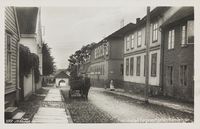 Postkort med motiv fra Færgeportgaten, omkring 1910–1930.
