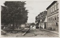Skolen til høyre i 1920-30.