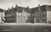 Sett fra det nordvestre hjørnet av torvet i 1920-30.