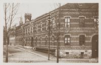 Sykehuset foran, rådhuset bak, 1910-15.