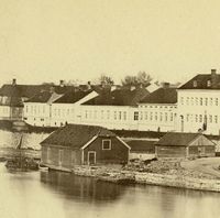 Kommisjonsgården er nr. 2 fra venstre. Foto: Stangebyesamlingen / Fredrikstad Museum (ca 1900).