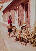 Torvgaten 57 med guide fra turistkontoret i 1966.