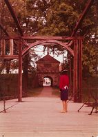 Voldporten og Voldportvakten med guide fra turistkontoret fra vindebroen i 1966.