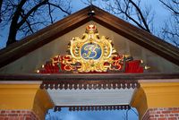 Monogram på hovedporten ved Fredriksvern i Stavern, etablert i 1750. Foto: Stig Rune Pedersen